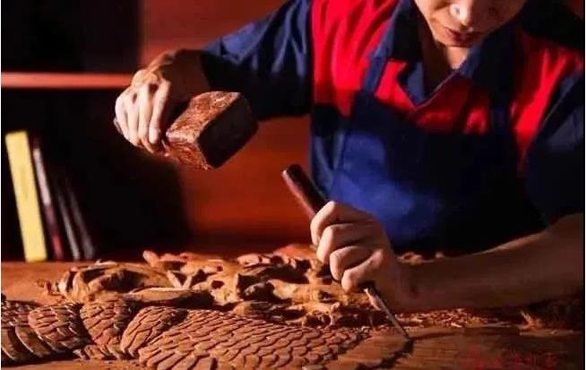 木工雕刻機(jī)與手工雕刻有什么區(qū)別?(圖2) 木工雕刻機(jī)與手工雕刻有什么區(qū)別?(圖2)